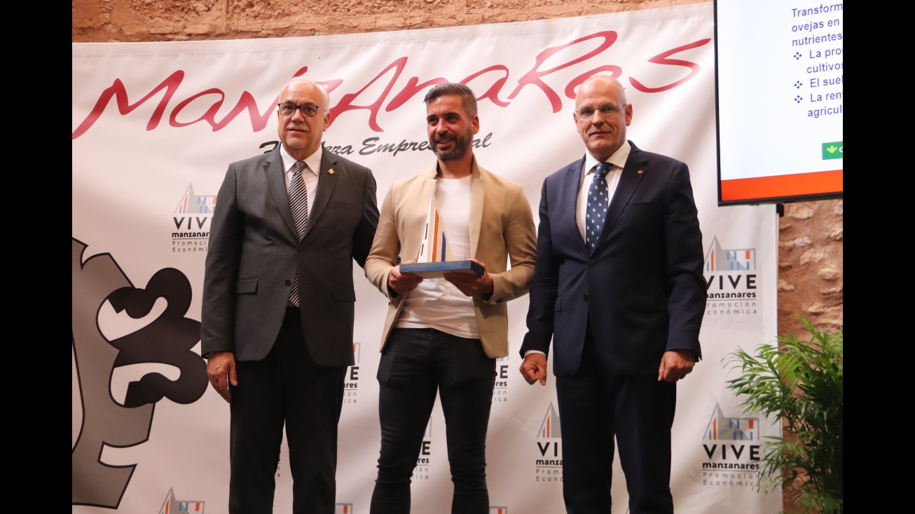 Pedro Bellón recoge el premio del X Concurso Emprende